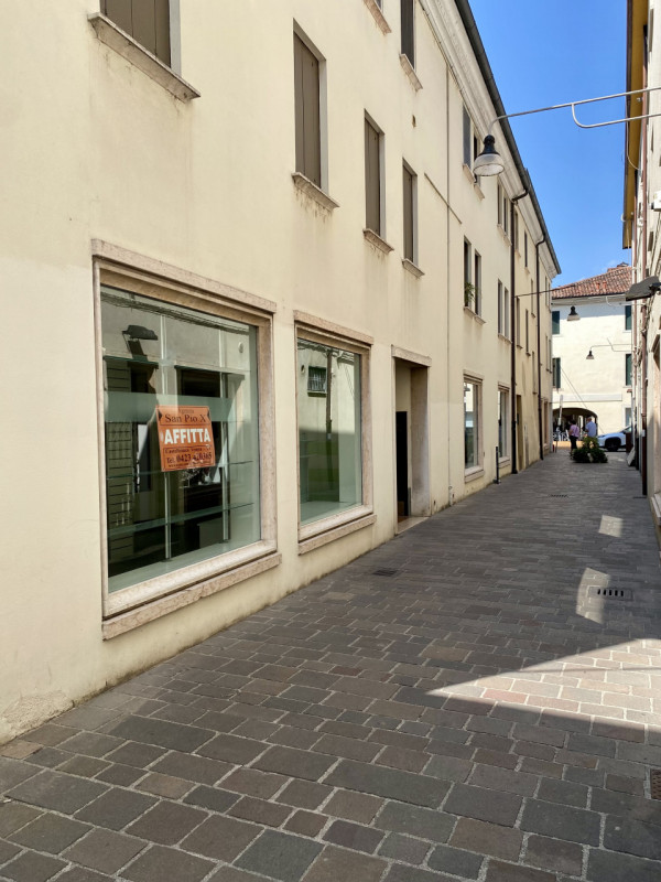 Immagine 3 di Negozio in affitto  in via San Pio X 34/a a Castelfranco Veneto