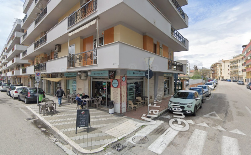 Immagine 2 di Negozio in vendita  in VIA G. MAZZARINO a Pescara