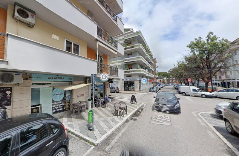 Immagine 3 di Negozio in vendita  in VIA G. MAZZARINO a Pescara