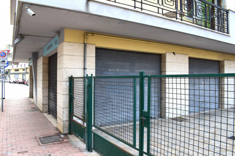 Immagine 6 di Negozio in vendita  in VIA G. MAZZARINO a Pescara