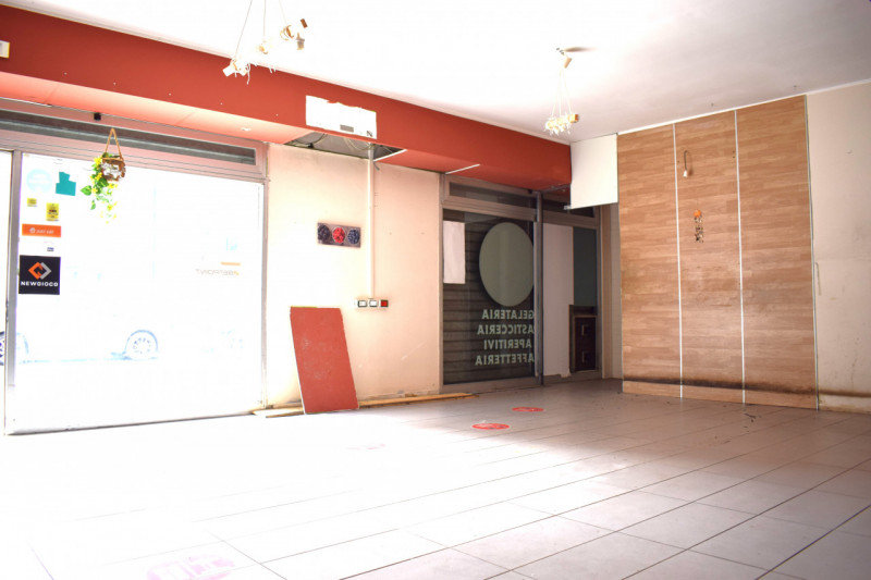 Immagine 8 di Negozio in vendita  in VIA G. MAZZARINO a Pescara