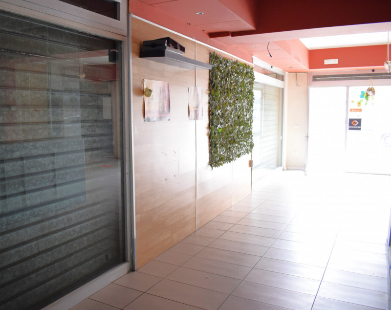 Immagine 10 di Negozio in vendita  in VIA G. MAZZARINO a Pescara