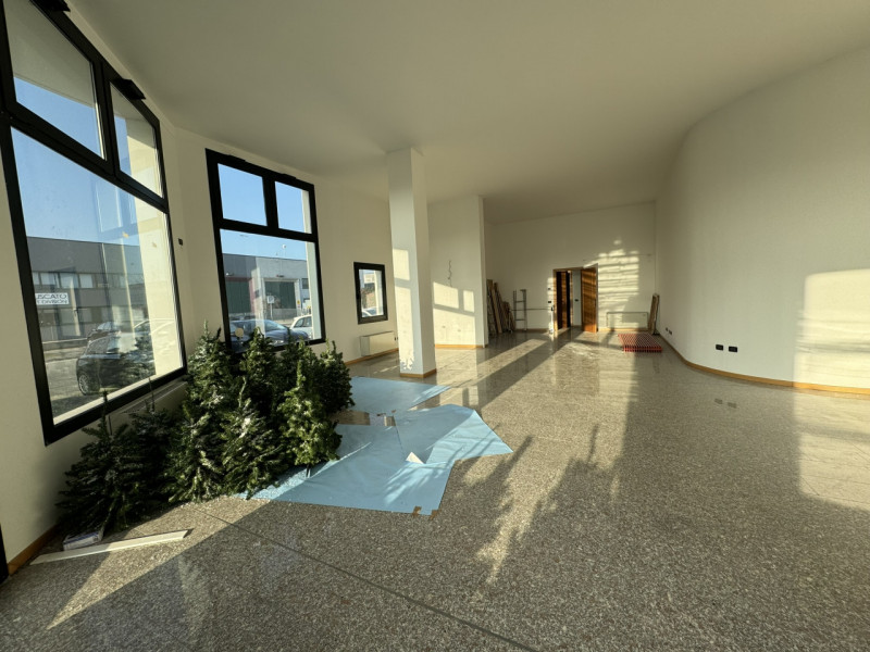 Immagine 5 di Negozio in affitto  in PIAZZA TRENTO a Este