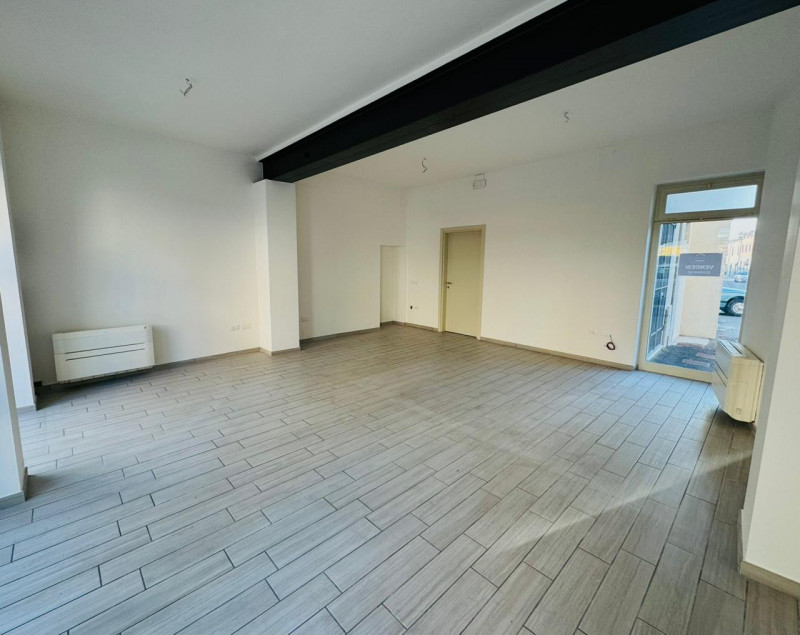 Immagine 3 di Negozio in vendita  in PIAZZA SAN SOLVESTRO, 2 a Calvisano