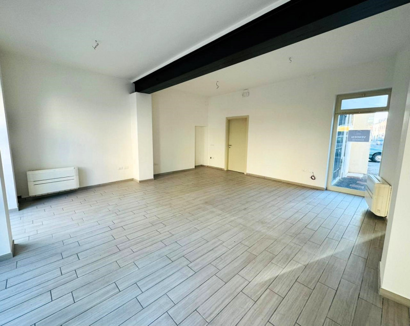 Immagine 4 di Negozio in vendita  in PIAZZA SAN SOLVESTRO, 2 a Calvisano