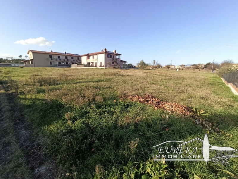 Immagine 3 di Terreno in vendita  in via roma 152 a Castiglione Del Lago