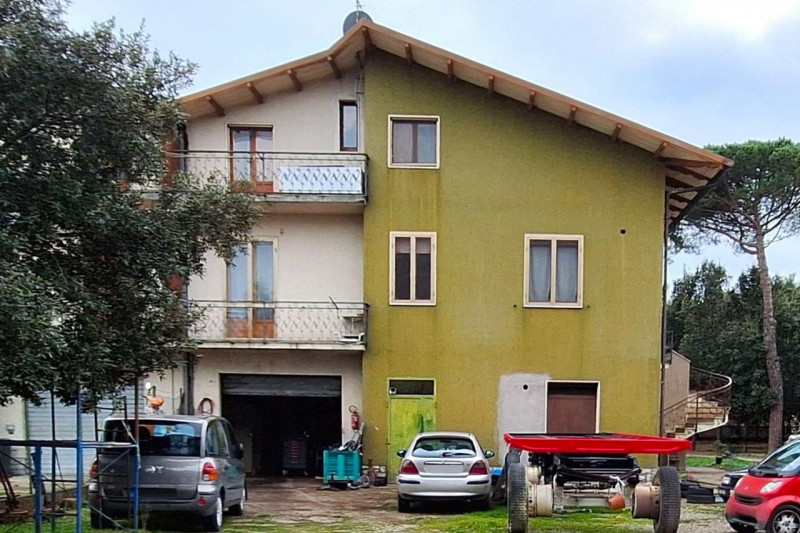 Immagine 2 di Negozio in vendita  in Loc. Sant'Eraclio, Via Cupa, N. snc a Foligno