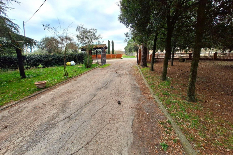 Immagine 9 di Negozio in vendita  in Loc. Sant'Eraclio, Via Cupa, N. snc a Foligno