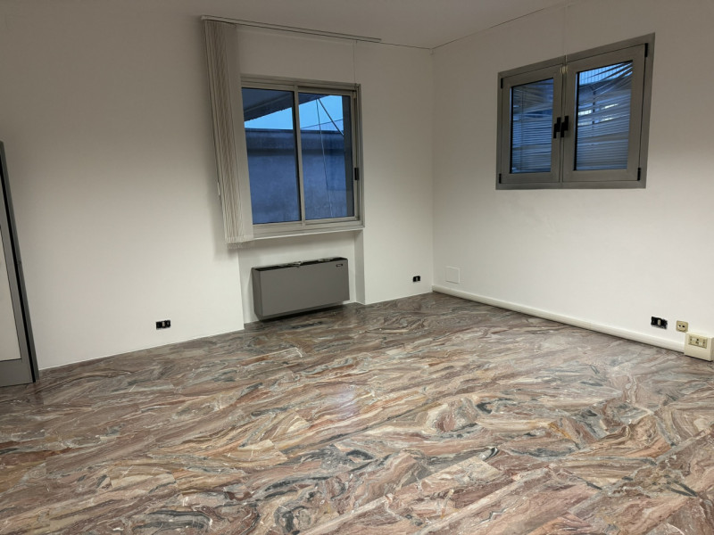 Immagine 2 di Ufficio in affitto  in VIA CALDEVIGO a Este