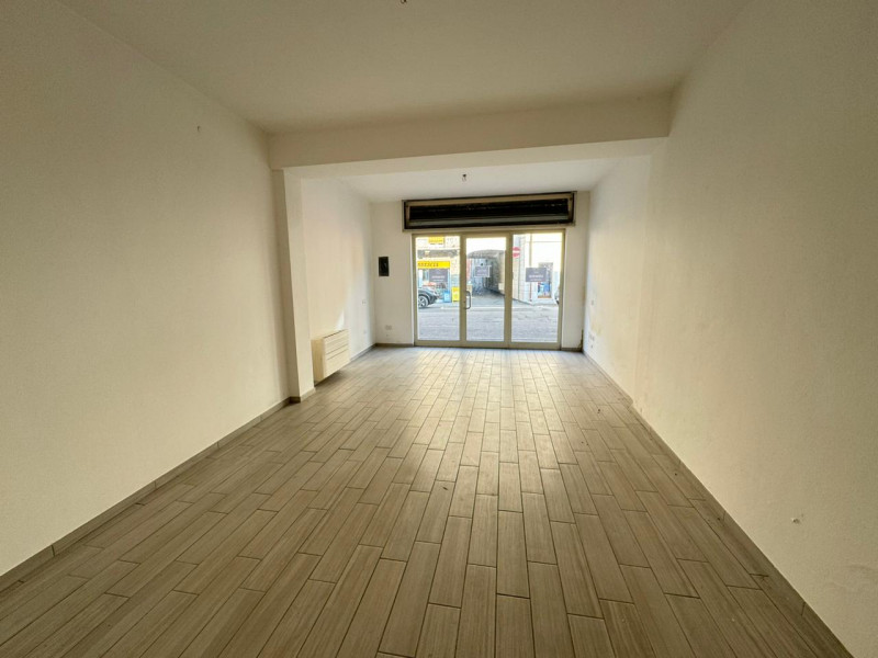 Immagine 3 di Negozio in vendita  in PIAZZA SAN SILVESTRO, 2 a Calvisano