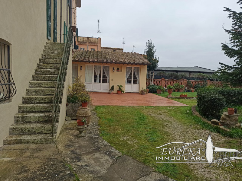 Immagine 28 di Appartamento in vendita  in via roma 152 a Castiglione Del Lago