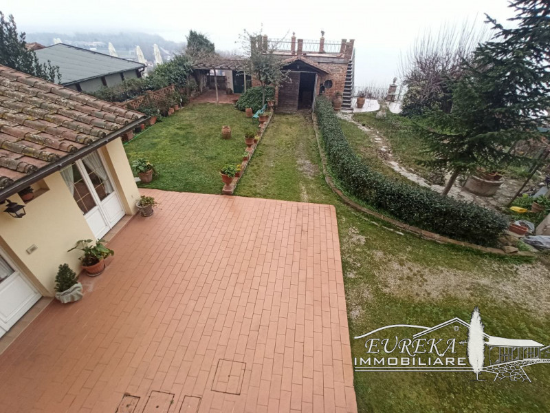 Immagine 29 di Appartamento in vendita  in via roma 152 a Castiglione Del Lago