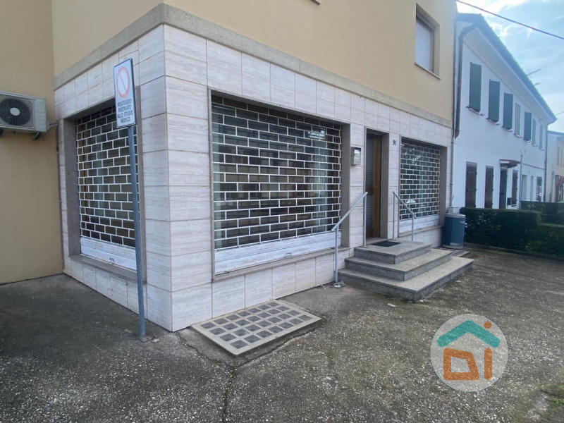 Immagine 2 di Attività commerciale in vendita  in Viale Venezia Giulia a Cormons
