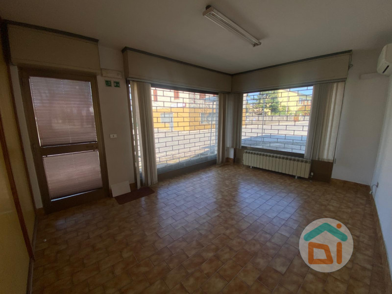 Immagine 3 di Attività commerciale in vendita  in Viale Venezia Giulia a Cormons