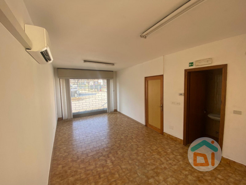 Immagine 8 di Attività commerciale in vendita  in Viale Venezia Giulia a Cormons