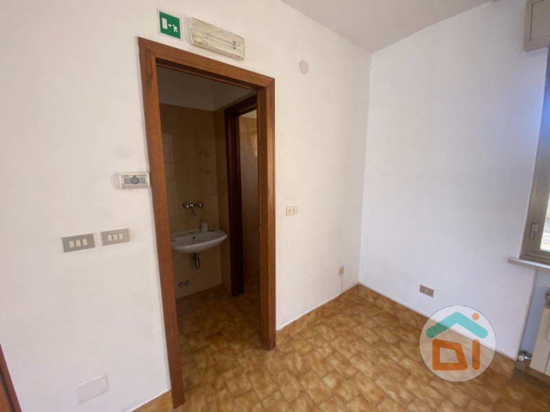 Immagine 15 di Attività commerciale in vendita  in Viale Venezia Giulia a Cormons