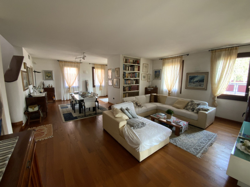 Immagine 2 di Villa in vendita  in PIAZZA LIBERAZIONE a Vo