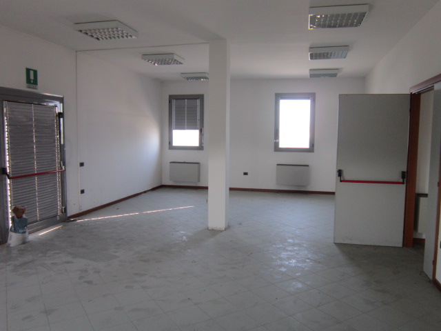 Immagine 29 di Ufficio in vendita  a Asola