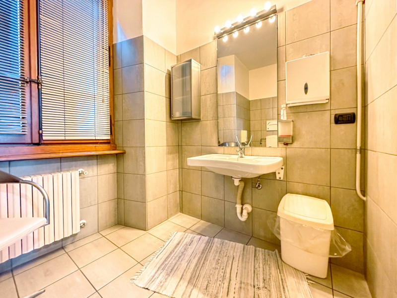 Immagine 8 di Negozio in vendita  in via Nicolao Sottile a Borgosesia