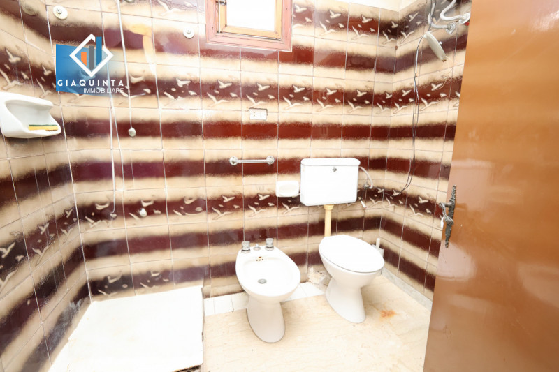 Immagine 12 di Casa indipendente in vendita  in via Vittorio Veneto n.152 a Ramacca