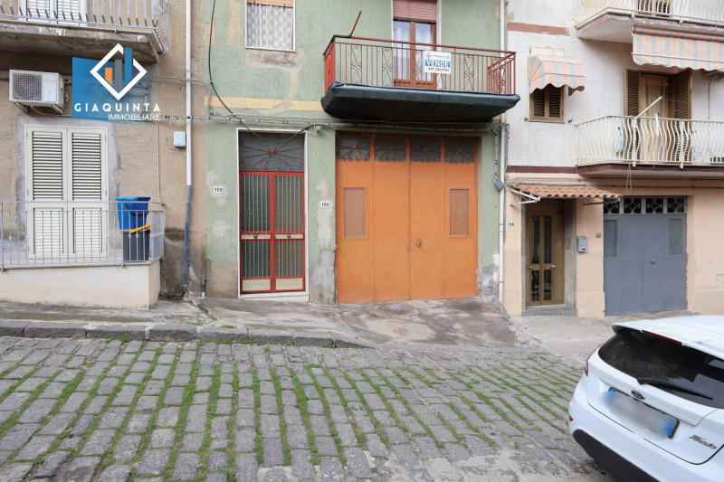 Immagine 18 di Casa indipendente in vendita  in via Vittorio Veneto n.152 a Ramacca