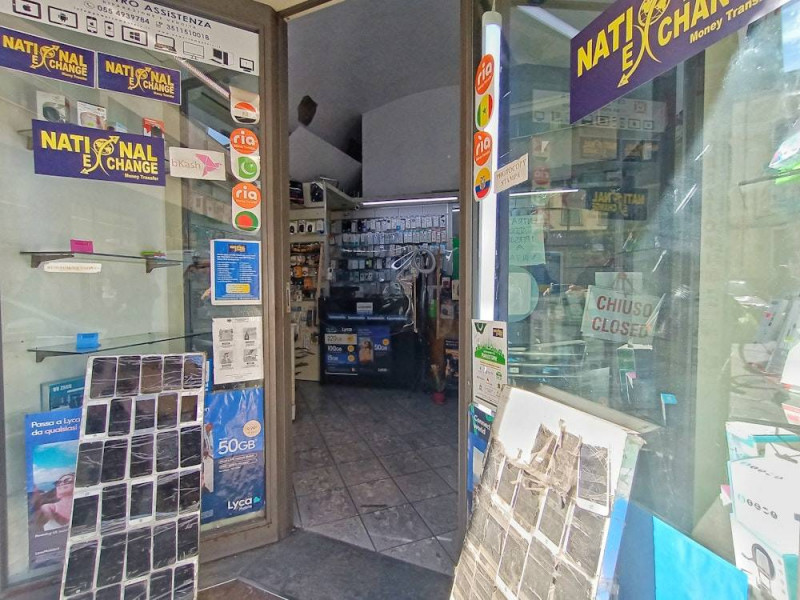 Immagine 3 di Negozio in vendita  in PIAZZA SALVEMINI a Firenze