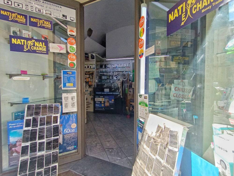 Immagine 10 di Negozio in vendita  in PIAZZA SALVEMINI a Firenze