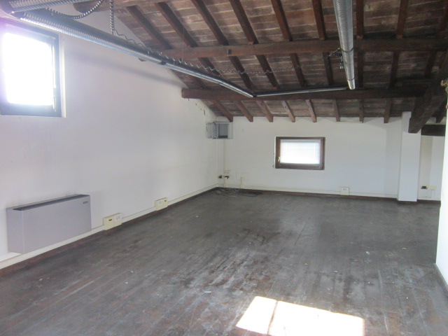 Immagine 19 di Palazzo in vendita  a Brescia