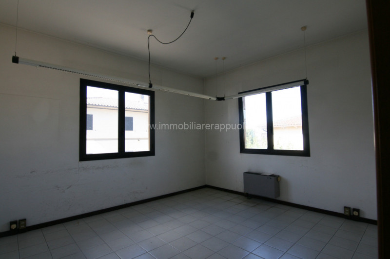 Immagine 6 di Ufficio in affitto  a Sinalunga