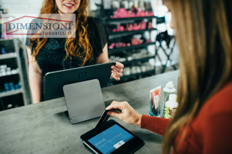 Immagine 2 di Negozio in vendita  in Via Romana Aponense a Padova