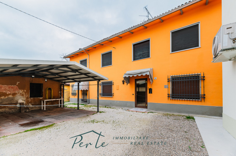 Immagine 2 di Casa bifamiliare in vendita  in via vicolo quarto 10 a Curtatone