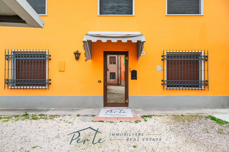 Immagine 3 di Casa bifamiliare in vendita  in via vicolo quarto 10 a Curtatone