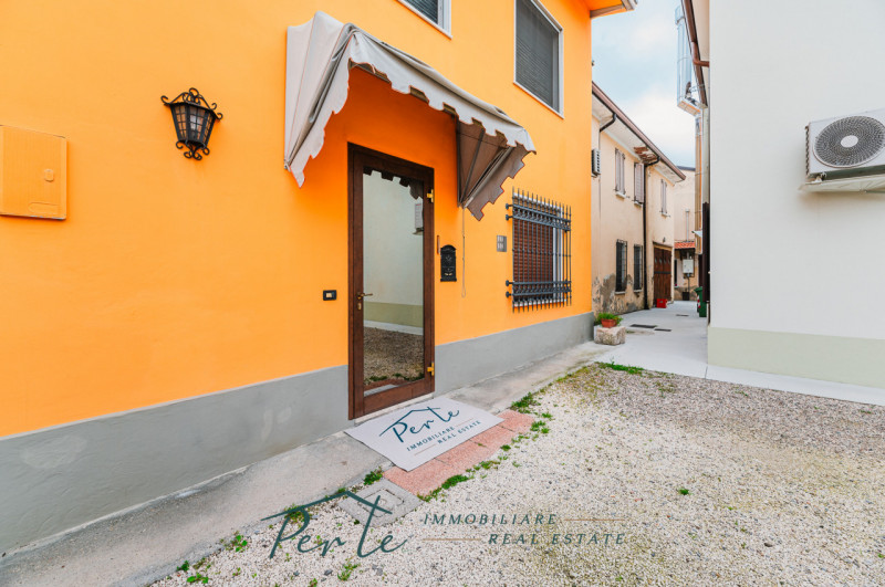 Immagine 4 di Casa bifamiliare in vendita  in via vicolo quarto 10 a Curtatone