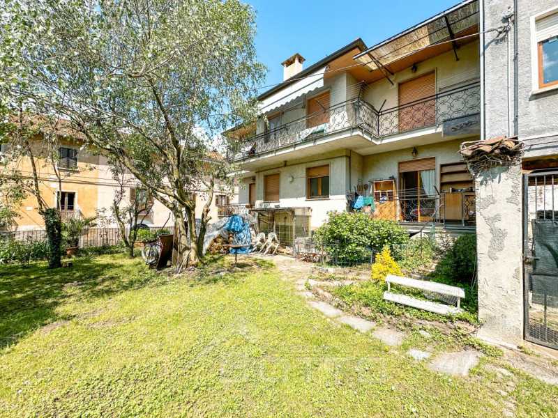 Immagine 1 di Casa bifamiliare in vendita  in Via ottone 63 a Borgosesia