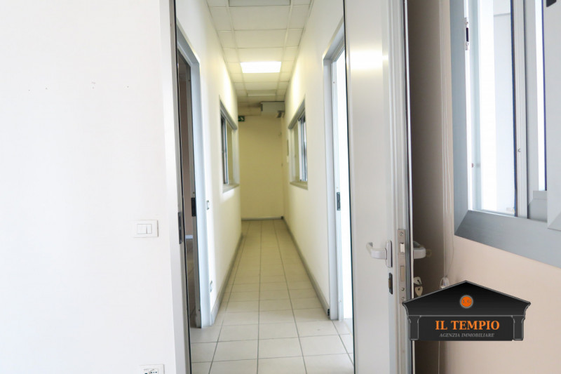 Immagine 7 di Laboratorio in vendita  in via dell'edilizia a Vicenza