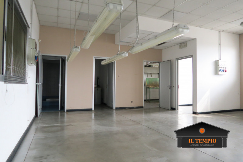 Immagine 10 di Laboratorio in vendita  in via dell'edilizia a Vicenza