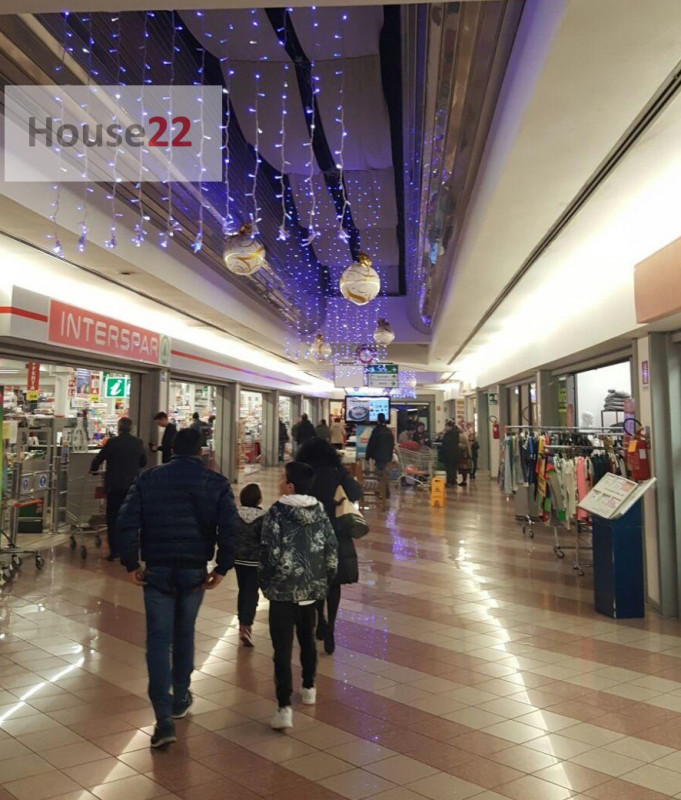 Immagine 2 di Negozio in vendita  in Via Lago Trasimeno a Schio