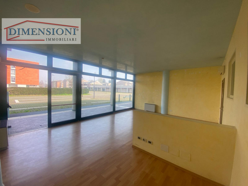 Immagine 1 di Negozio in vendita  in VIA ROMANA APONENSE a Padova