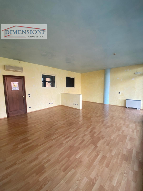 Immagine 2 di Negozio in vendita  in VIA ROMANA APONENSE a Padova