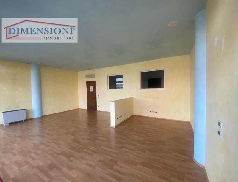 Immagine 3 di Negozio in vendita  in VIA ROMANA APONENSE a Padova