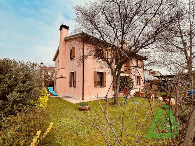 Immagine 2 di Casa indipendente in vendita  a Castelfranco Veneto