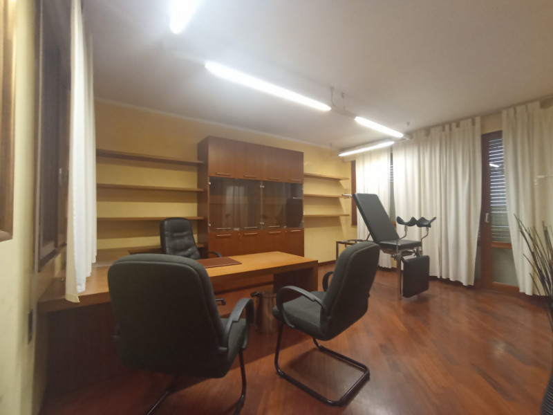 Immagine 4 di Ufficio in vendita  in via Giosuè Carducci a Montegrotto Terme