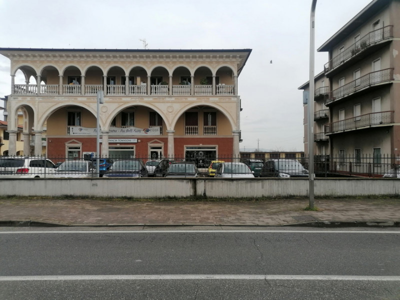 Immagine 2 di Negozio in vendita  in via cesare battisti 94 a Rovato