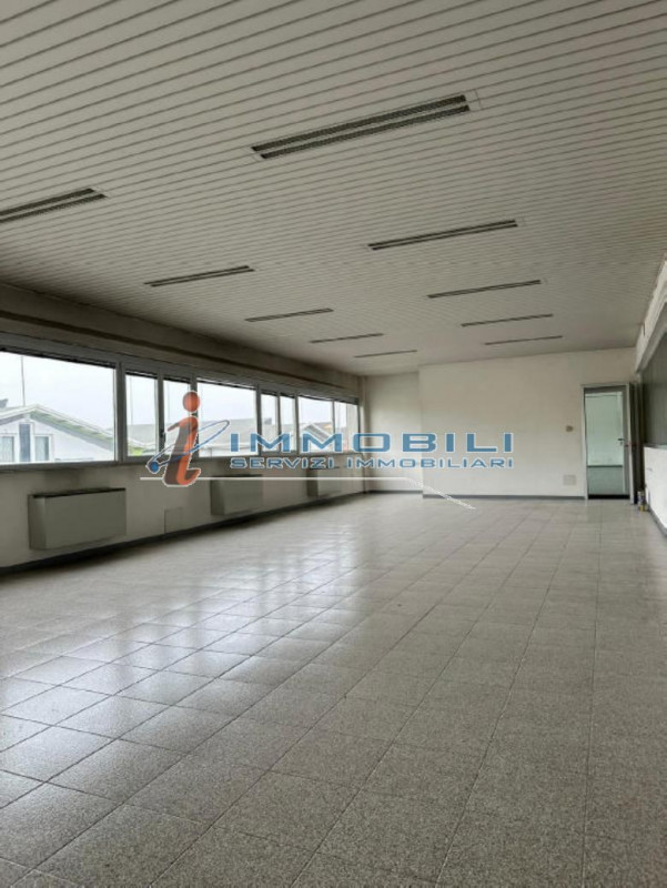 Immagine 1 di Laboratorio in vendita  in VIA ABRUZZI a San Giuliano Milanese