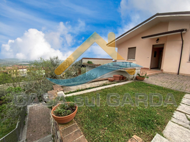 Immagine 2 di Villa in vendita  in Via Roma a Cavaion Veronese