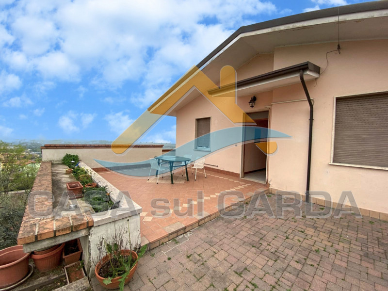 Immagine 7 di Villa in vendita  in Via Roma a Cavaion Veronese