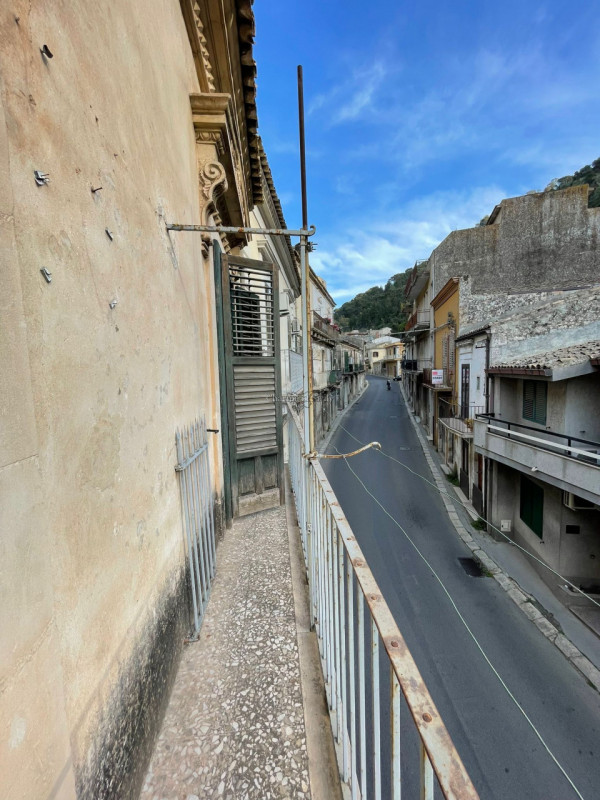 Immagine 8 di Casa indipendente in vendita  in Via Tirella a Modica