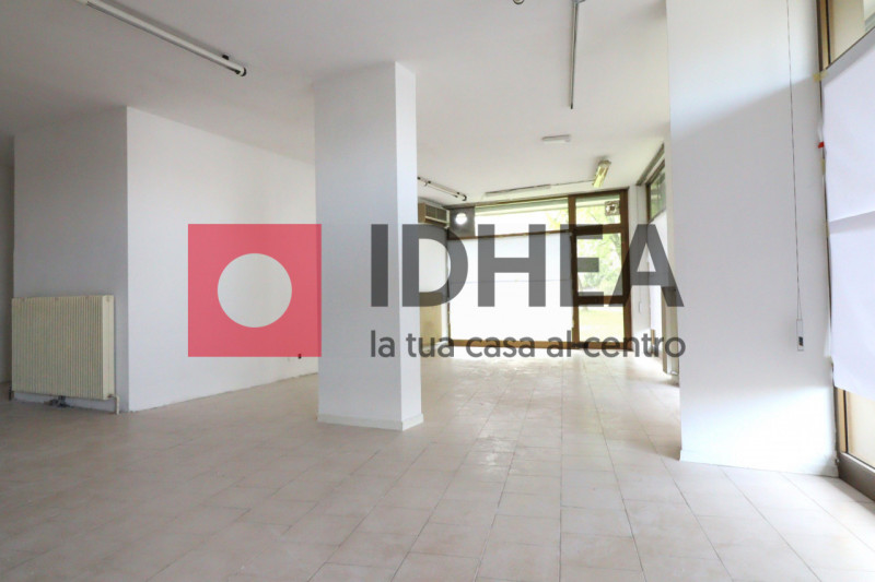 Immagine 4 di Negozio in affitto  in VIA CASTELLO D'AMORE a Treviso