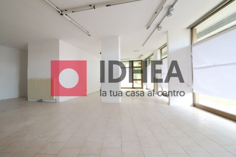 Immagine 6 di Negozio in affitto  in VIA CASTELLO D'AMORE a Treviso