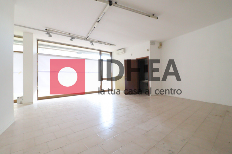 Immagine 14 di Negozio in affitto  in VIA CASTELLO D'AMORE a Treviso